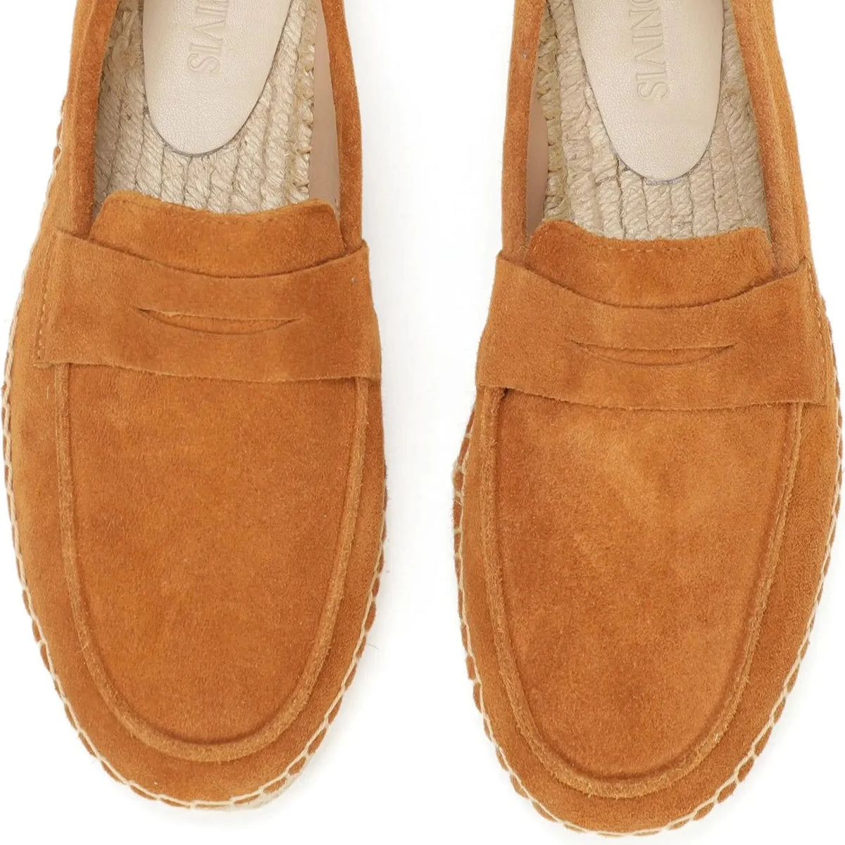zoom sur l'avant de deux mocassins en daim camel montrés de dessus