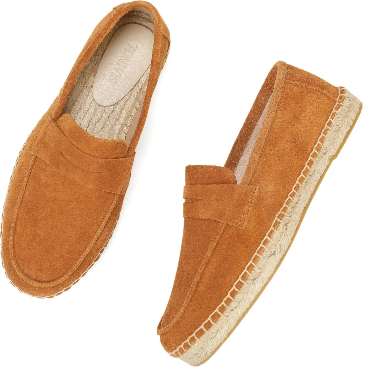 mocassins en daim camel vus en diagonale depuis le dessus