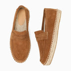 deux mocassins en daim camel présentés en vue supérieure et profil