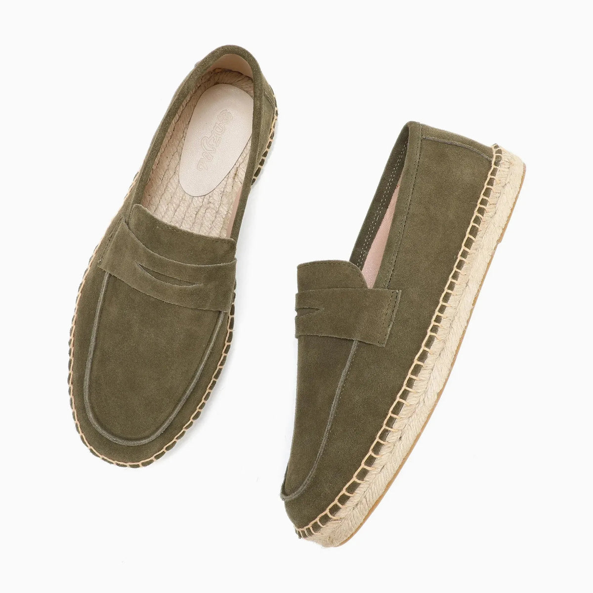 paire de mocassins en daim kaki présentée sur fond blanc