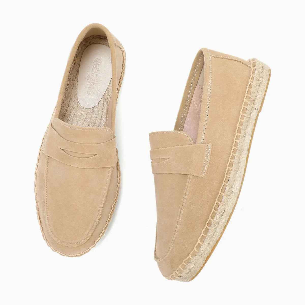 paire de mocassins en daim sable vue du dessus et légèrement de biais
