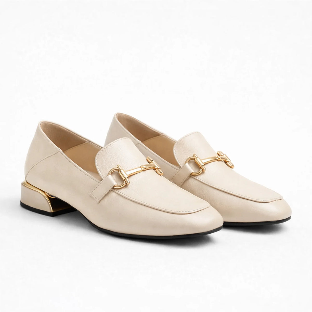 Mocassins élégants coloris beige à talon bas et ornement doré sur fond blanc