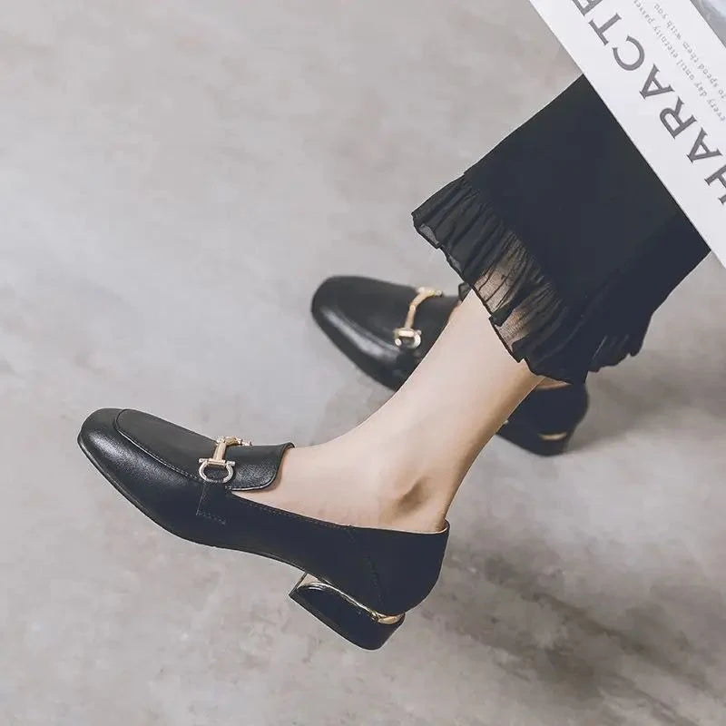 Chaussures noires portées avec un pantalon noir à volants assise au sol