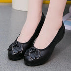 paire noire portée sur sol gris, focus sur les chaussures