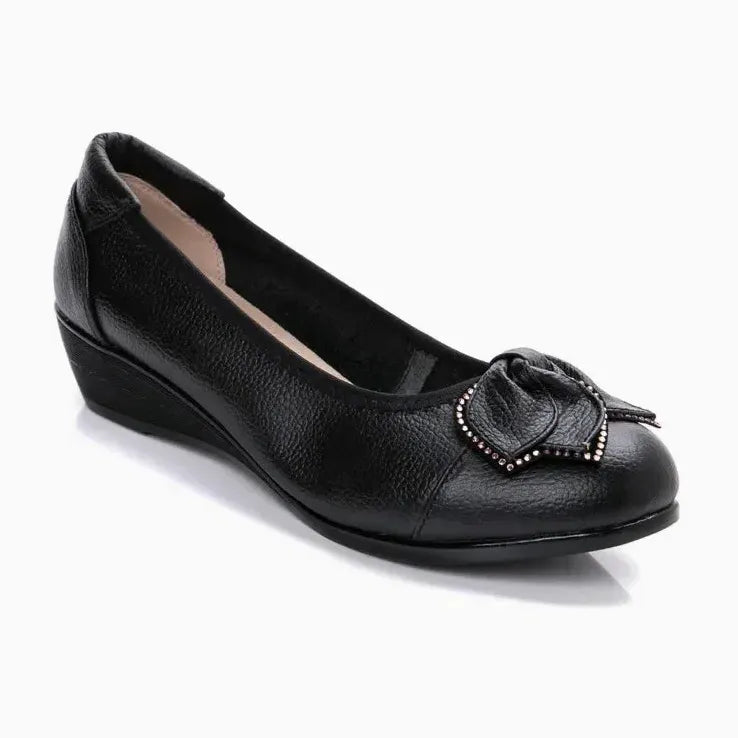 mocassin femme confort noir avec fleur décorative sur fond uni