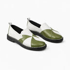 Paire de mocassins bicolores blanc et vert sur fond uni