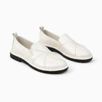 Paire de mocassins unis blancs sur fond uni