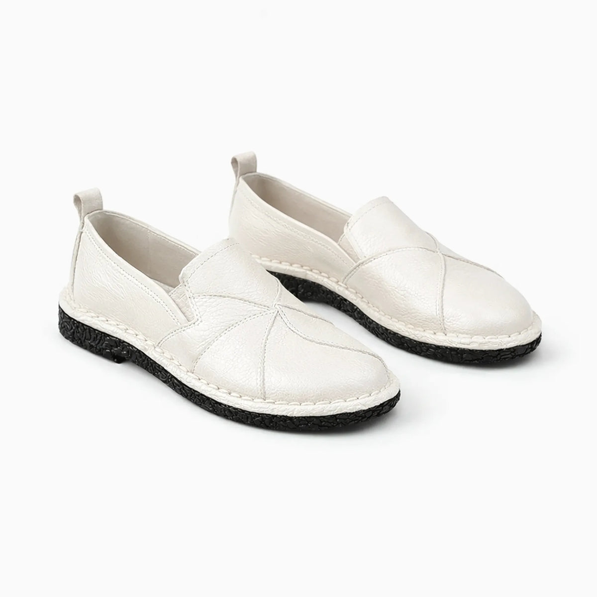 Paire de mocassins unis blancs sur fond uni