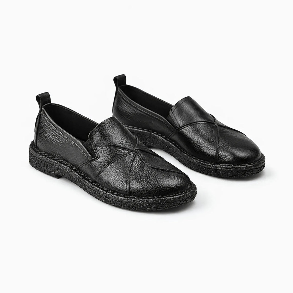 Mocassin femme cuir de vache noir posé sur fond blanc uni