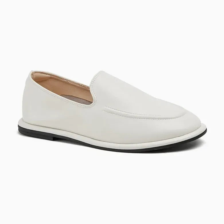 mocassin blanc présenté seul sur fond uni