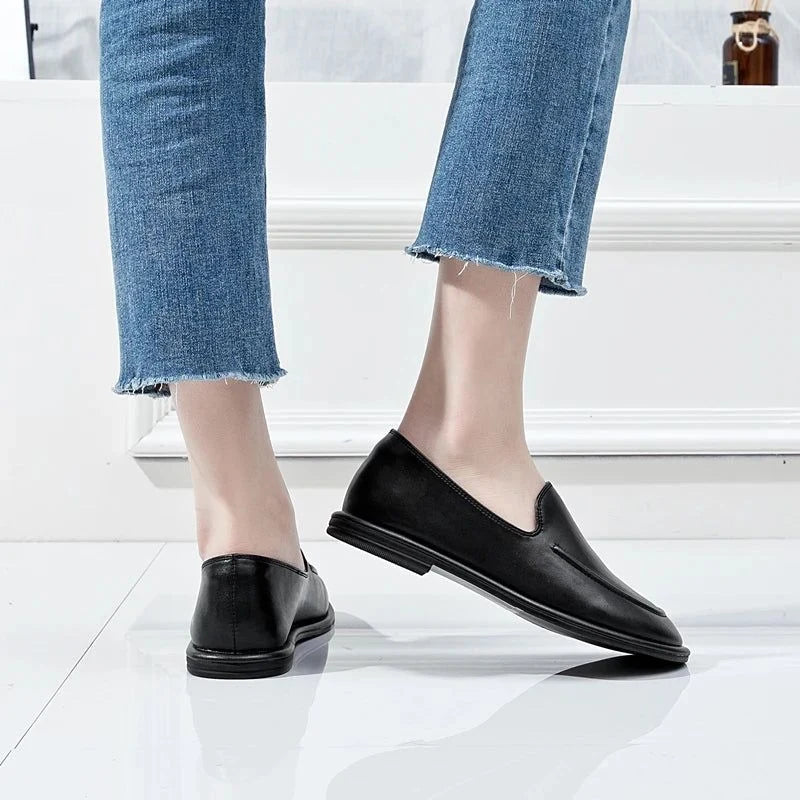 vue arrière des mocassins noirs portés avec un jean