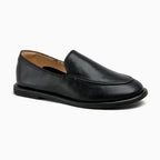 mocassin femme cuir souple noir posé sur fond blanc