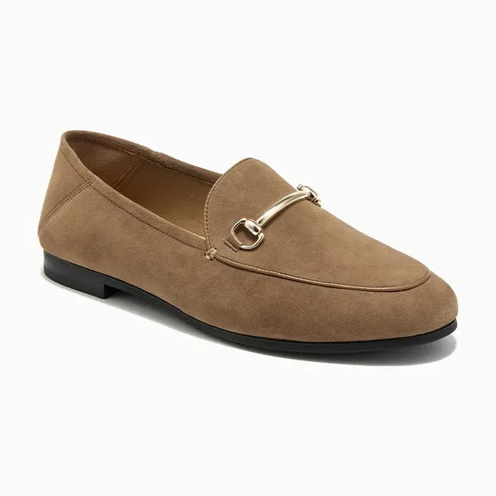 Mocassin seul présenté sur fond uni coloris kaki