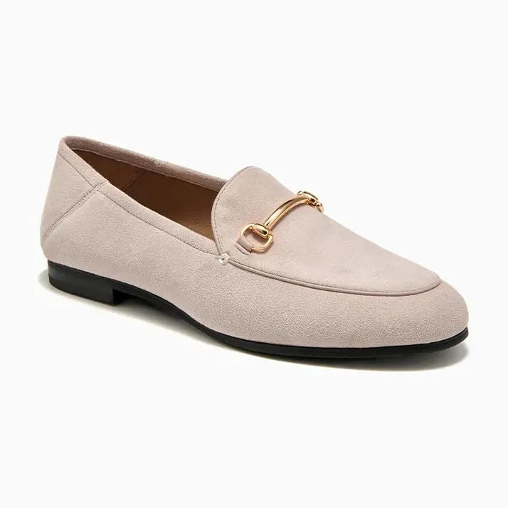 Mocassin femme élégant en daim, coloris rose, posé sur fond uni