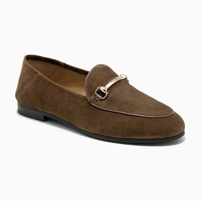 Mocassin femme élégant posé sur fond uni coloris café
