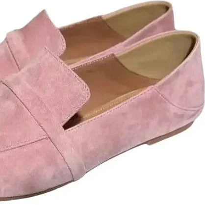 Mocassins en daim rose présentés en gros plan sous un autre angle