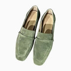 Mocassins en daim vert amande alignés, vue de dessus