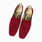 Mocassins en daim rouge vif vus de dessus, talons vers l’arrière
