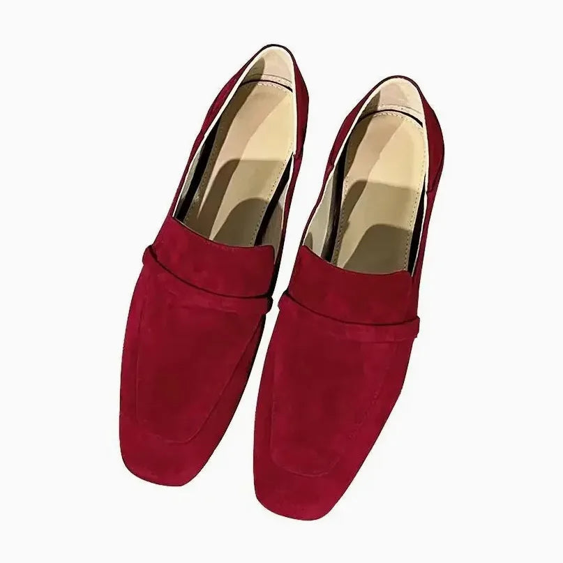 Mocassins en daim rouge vif vus de dessus, talons vers l’arrière