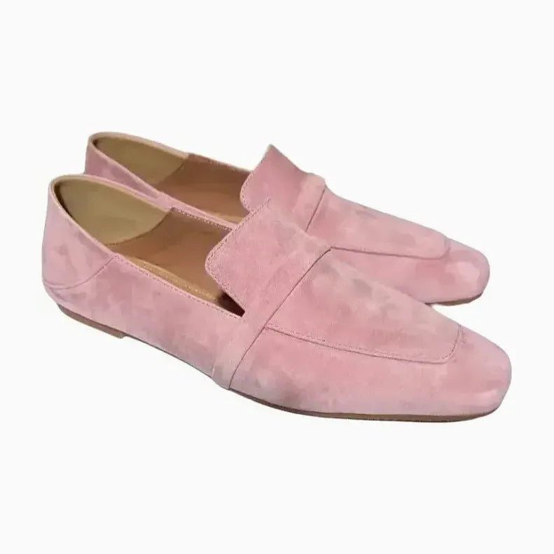 Mocassins en daim rose disposés de profil sur fond blanc