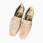 Mocassins en daim beige posés côte à côte, vue de dessus