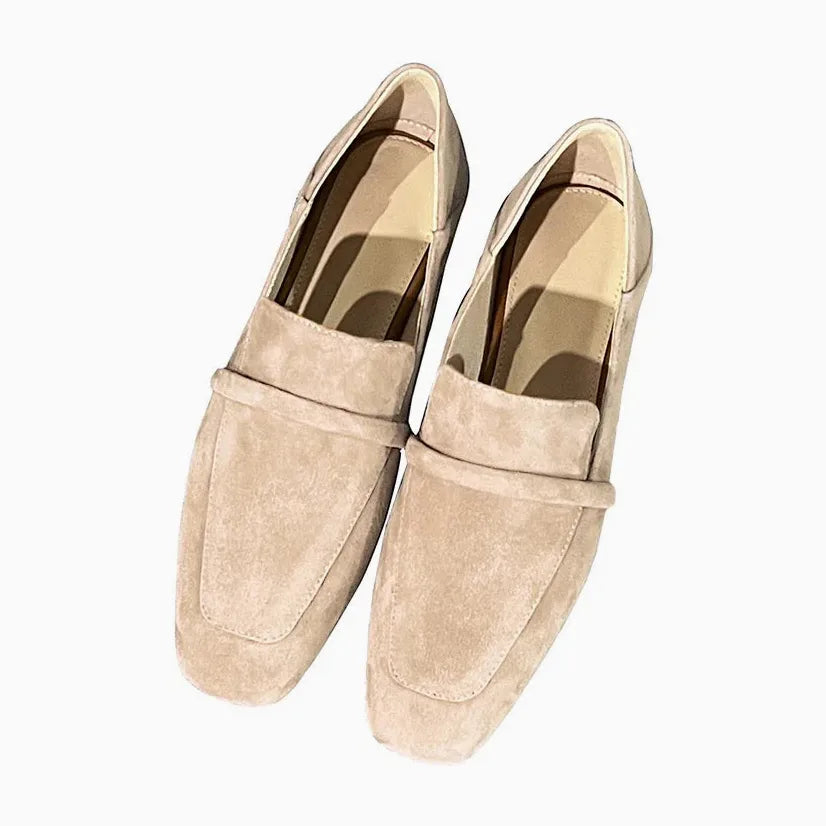 Mocassins en daim beige posés côte à côte, vue de dessus