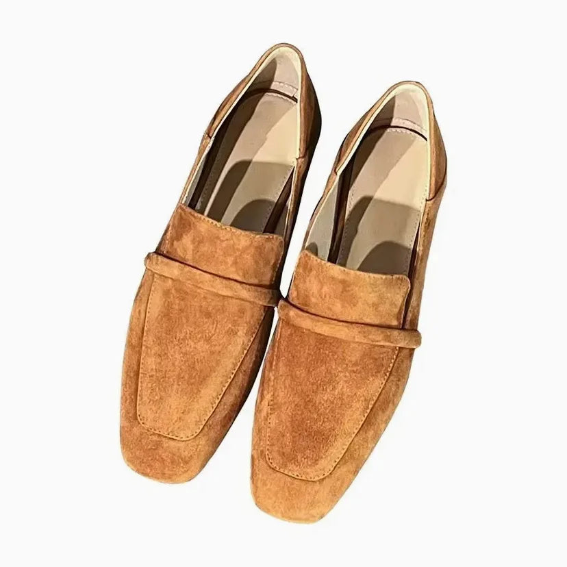 Mocassins en daim camel présentés de dessus, semelles visibles à l’arrière