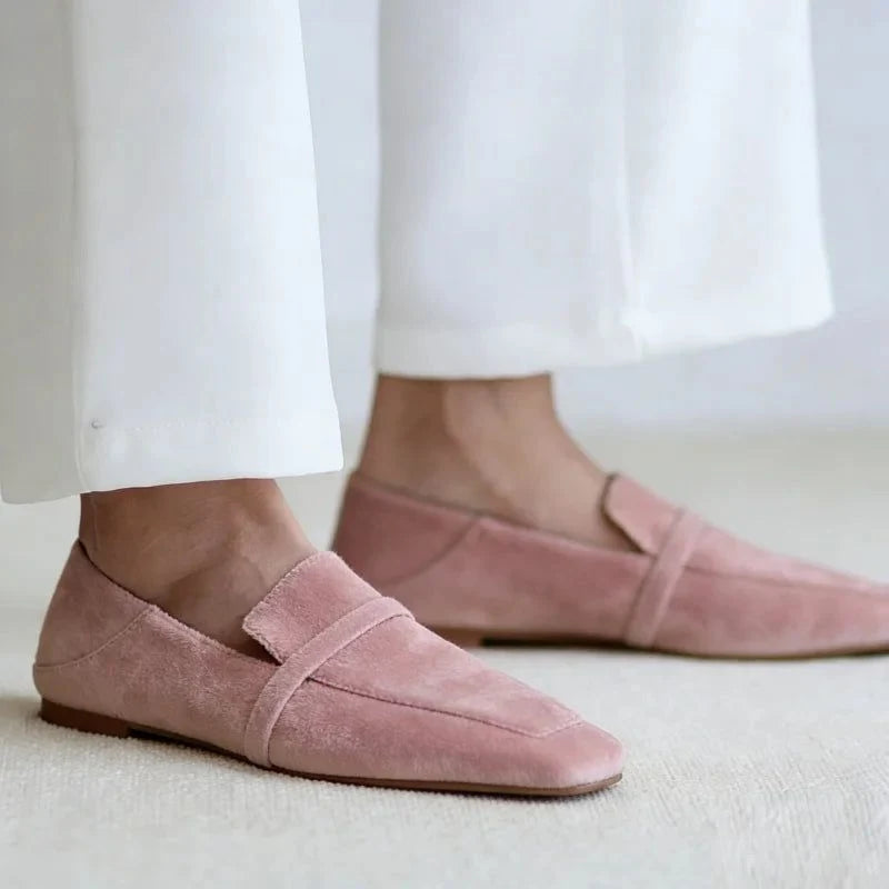Mocassins en daim rose portés avec un pantalon blanc, vue de côté