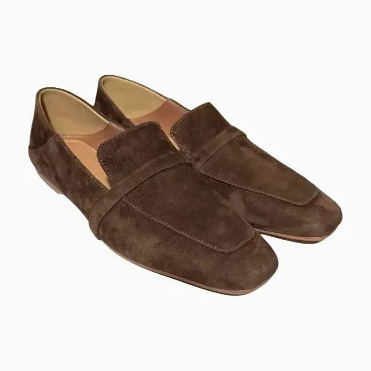 Mocassin femme grande taille en daim marron posé sur fond uni clair