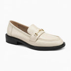 mocassin en cuir beige avec chaîne métallique dorée sur fond uni