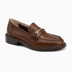 mocassin en cuir marron avec chaîne dorée, présenté de trois quarts