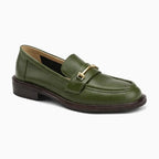 mocassin en cuir vert foncé avec détail chaîne dorée sur fond blanc