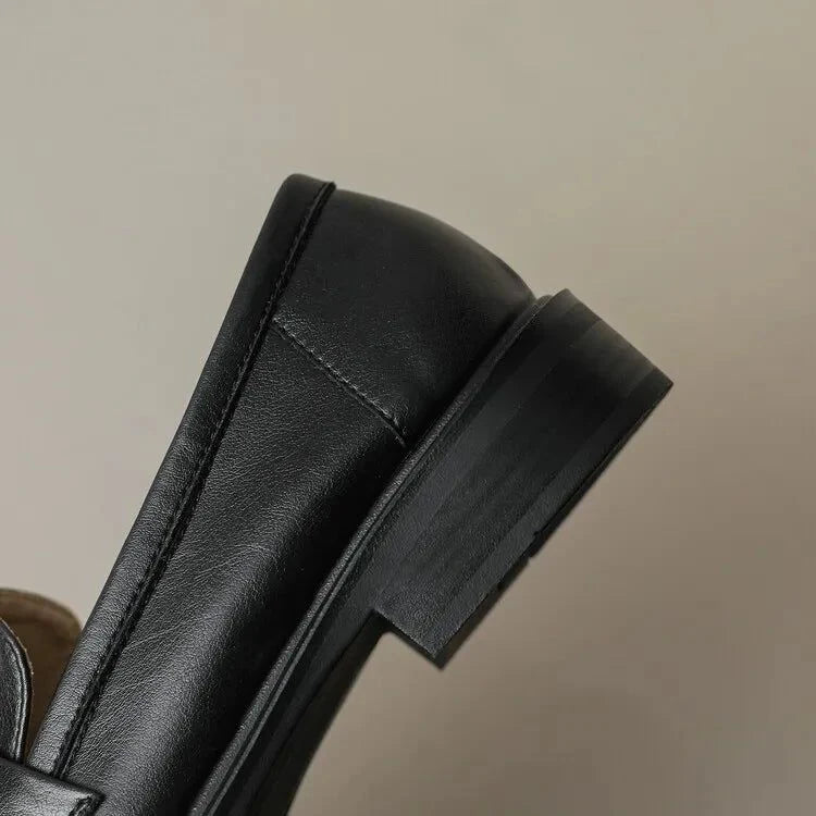 détail du talon carré noir épais du mocassin en cuir