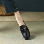 vue latérale des mocassins noirs portés avec un pantalon à boutons