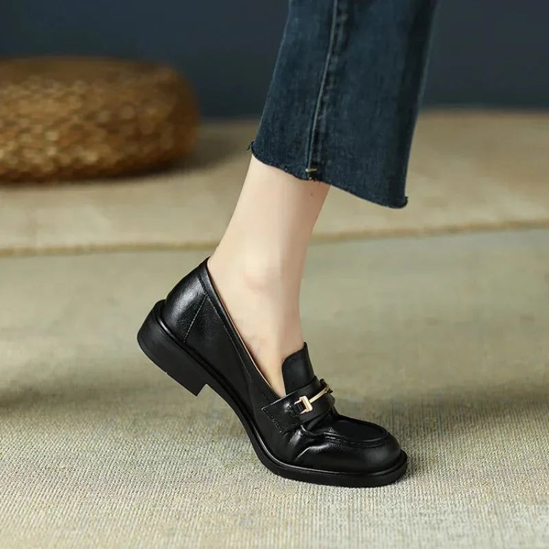 mocassins noirs portés avec un jean, pied posé au sol
