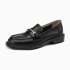 mocassin femme luxe en cuir noir avec chaîne métal dorée vue de profil