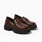 Mocassins à semelle épaisse présentés seuls en coloris marron sur fond uni
