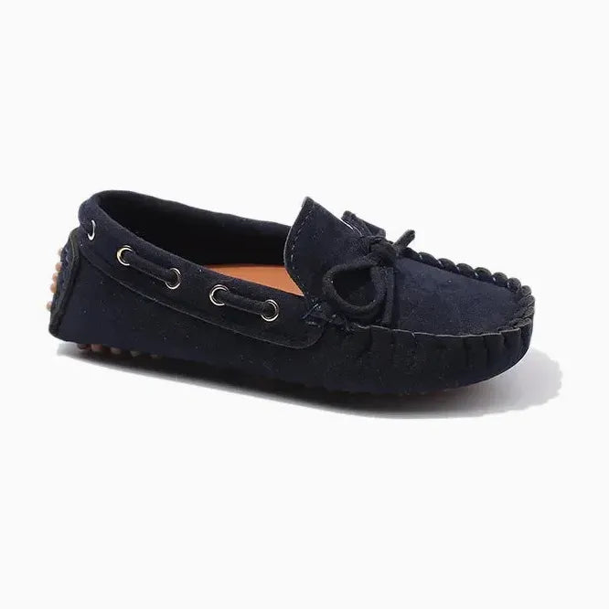 paire de mocassins fille bleu marine mise en avant sur fond clair