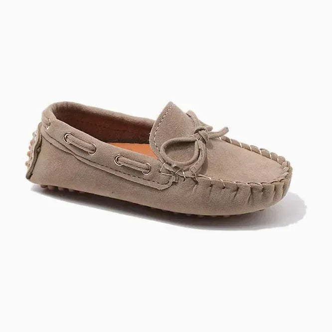 mocassin coloris kaki vu de profil sur fond uni