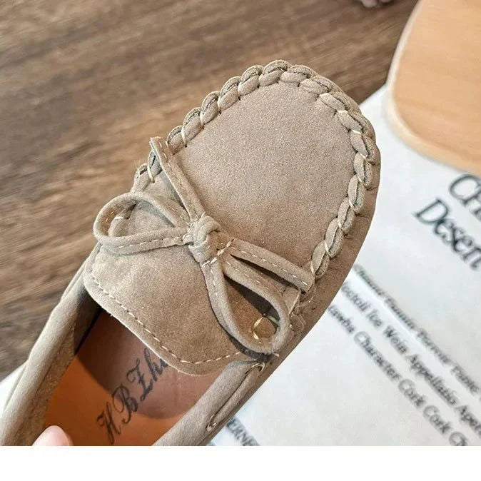 gros plan sur le nœud décoratif et le contour cousu sur l’avant du mocassin kaki