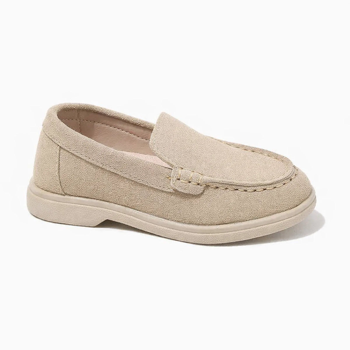 vue latérale du mocassin garçon à enfiler en beige