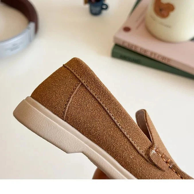 détail de l’arrière et du talon du mocassin marron