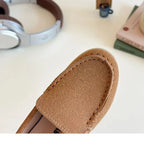 gros plan sur la couture de l’avant du mocassin marron