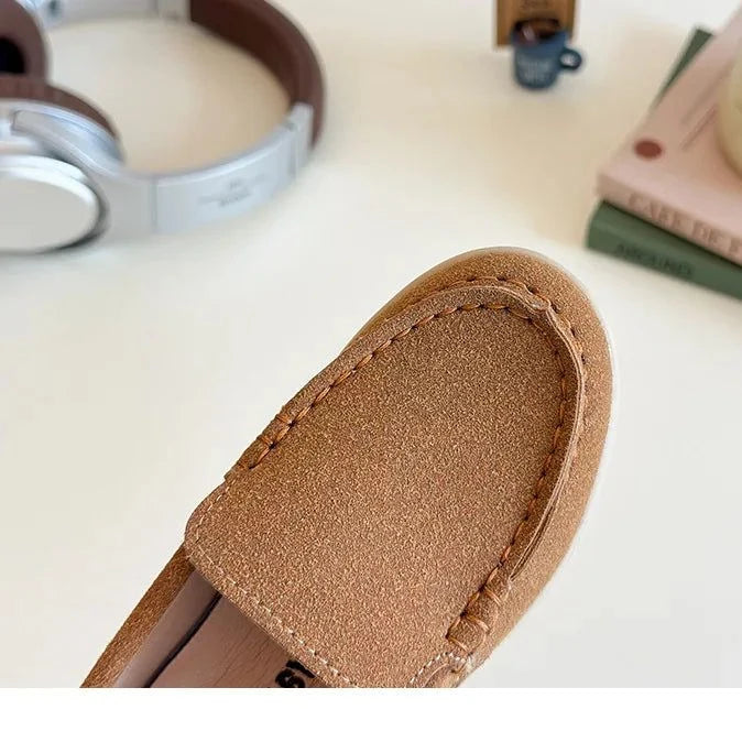 gros plan sur la couture de l’avant du mocassin marron