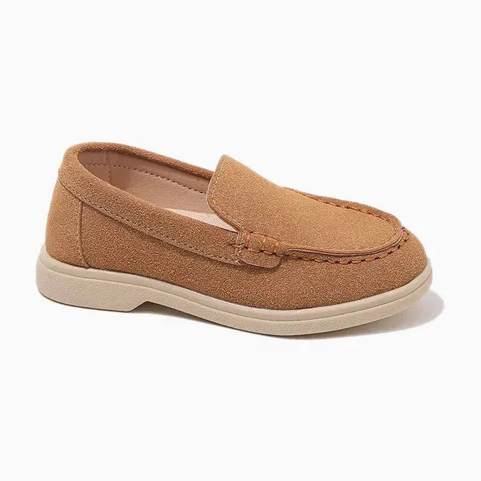 mocassin garçon souple à enfiler marron présenté seul sur fond uni clair