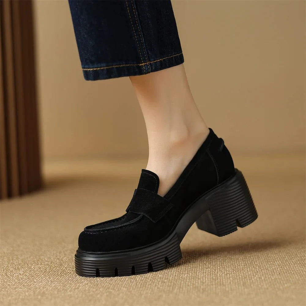 mocassin noir porté vu de trois quarts avec jean droit
