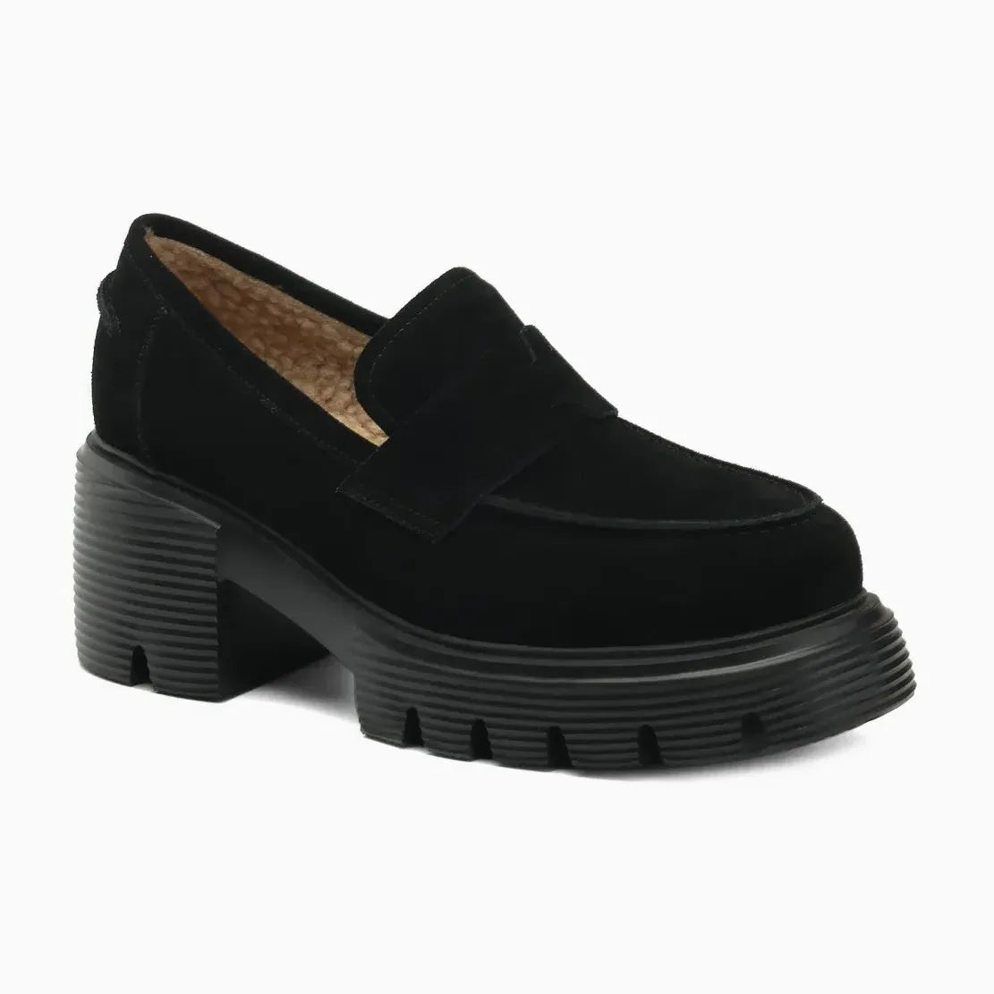 mocassin grosse semelle pour femme en daim noir sur fond blanc