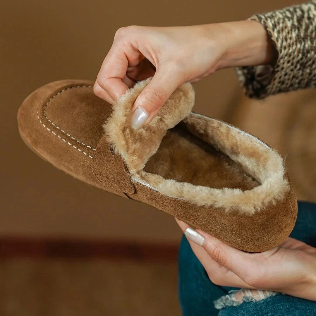 Gros plan sur une main tenant la chaussure pour montrer la doublure intérieure