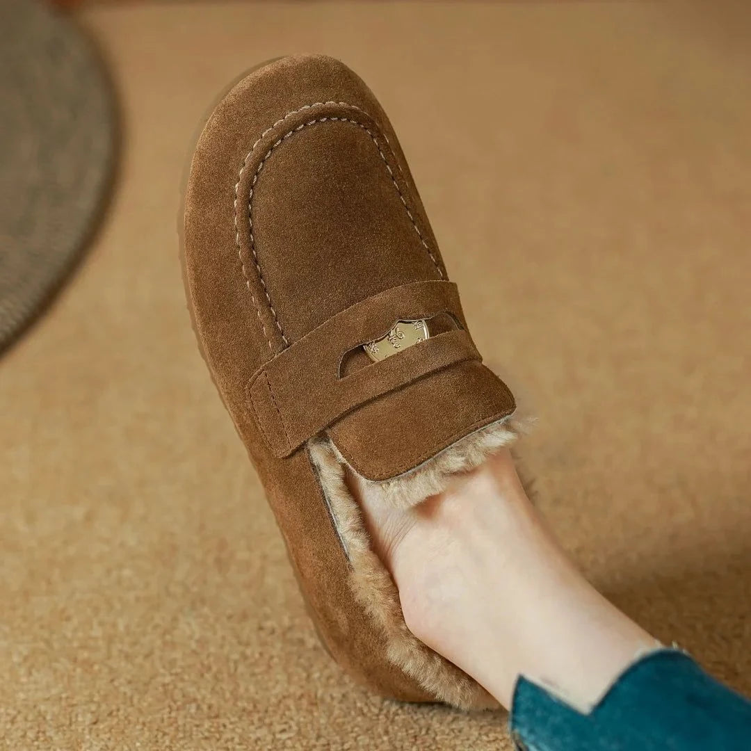 Mocassin beige porté vu du dessus, pied légèrement relevé