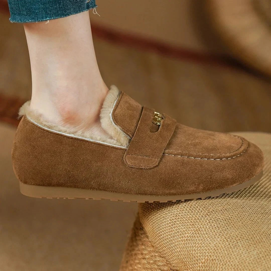 Paire beige portée avec un pantalon en jean retroussé
